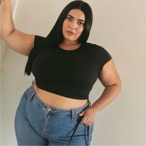 Klassy Network Cropped Black Tee